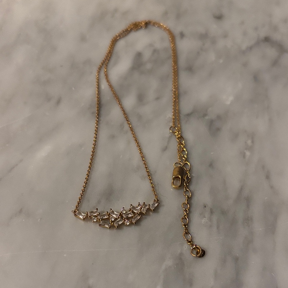 Elegant Gold Necklace with Crystal Accents